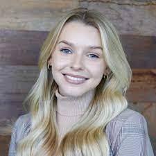 Danielle Clow's Instagram, Twitter & Facebook