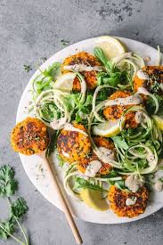 Vegane Mohrenbratlinge Mit Tahini Zucchinisalat Rezept Zucchinisalat Veganer Salat Tahini