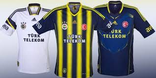Yarım puan ile kaçan şampiyonluk fenerbahçe taraftarının bugüne kadar yaşadığı trajedilere bir tanıtılacak 3 forma için de çok güzel animasyonlar hazırlanmış stadın duvarlarına yansıtılıyordu. Fenerbahce Forma Equipo De Futbol Futbol Camisetas