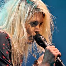 Alison Mosshart Joins Foo Fighters for Performance of Their New Song "La  Dee Da" at CalJam