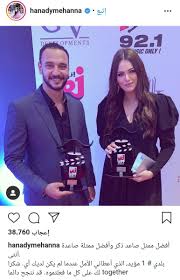 والدها الملحن هاني مهنا ووالدتها فرنسية، درست إدارة الأعمال في مدينة برشلونة في إسبانيا. Ø§Ù„Ø¬Ù…Ø¹Ø© Ù‡Ù†Ø§Ø¯ÙŠ Ù…Ù‡Ù†Ø§ ØªØ¹Ù„Ù† Ø¥Ø±ØªØ¨Ø§Ø·Ù‡Ø§ Ø±Ø³Ù…ÙŠØ§ Ù…Ù† Ø£Ø­Ù…Ø¯ Ø®Ø§Ù„Ø¯ ØµØ§Ù„Ø­ Et Ø¨Ø§Ù„Ø¹Ø±Ø¨ÙŠ