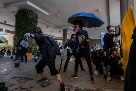 皇家香港警察係英治香港殖民地政府嘅一部分，華人平民一般覺得警察係爲咗政權服務。 1960年代，皇家香港警察貪污風氣好嚴重，最出名係葛柏案。 嗰個年代嘅警察貪污促成咗後來廉政公署嘅成立。 經過警廉衝突之後，皇家香港警察改革，仲成爲「亞洲最佳」(asia's finest) 嘅警隊。 è§†é¢'æ˜¾ç¤ºé¦™æ¸¯è­¦å¯Ÿåœ¨å†²çªä¸­å'æŠ—è®®è€…å¼€æžª çº½çº¦æ—¶æŠ¥ä¸­æ–‡ç½'