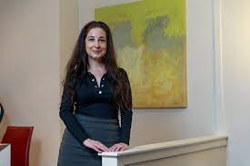 Luana santonino entre au service de serge lama en 2006 en tant qu'assistante, c'est en 2011 qu'elle prendra totalement en charge la carrière de l'artiste en qualité de manager. Serge Lama A Epouse Une Rolloise Ils Nous Racontent