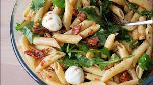 Für die vinaigrette tomaten vierteln, entkernen, in kleine würfel schneiden. Schneller Nudelsalat Mit Getrockneten Tomaten Rucola Mediterranean Pasta Salad Eng Subs Youtube