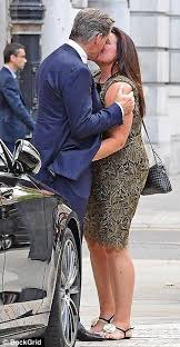 pierce brosnan shares a passionate kiss with wife keely shaye smith pierce brosnan passionate kisses fashion