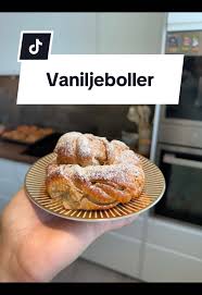 De beste vaniljebollene⭐️ Oppskriften er av @Ida Gran-Jansen. Men jeg lager  fyllet litt annerledes. 900 g hvetemel 130 g sukker 1 pakke tørrgjær 2  klyper salt 2 ts kanel 2 ts kardemomme 5 dl melk 2 ...