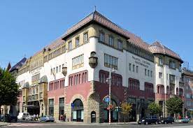 La exterior palatul este împodobit cu mozaicuri și basoreliefuri în bronz și piatră, fresce și vitralii, toate specifice stilului secession, ca variantă a art nouveau. Palatul Culturii Targu Mures Hotel Concrete