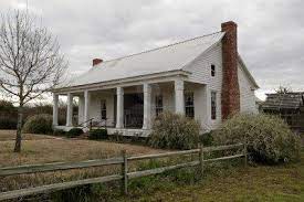 A Early East Texas Farmhouse From Around The 1870 S After Being Farm Style House Texas Farmhouse Abandoned Farm Houses