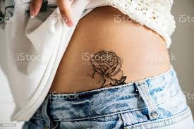 Foto De Closeup De Tatuagem Quadril Inferior De Uma Mulher E Mais Fotos De Stock De Tatuagem Istock