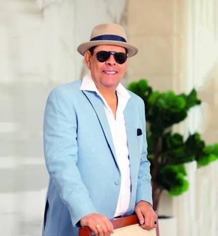 Fernando Villalona es un cantante dominicano, apodado “El Mayimbe” y “El Niño Mimado”. Nació el 7 de mayo de 1955 en Montecristi. Es conocido por su exitosa carrera en el merengue, aunque