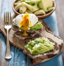 Disponi in modo ordinato le punte degli asparagi al cartoccio e completa con qualche rondella di uovo sodo. Uovo In Camicia Con Avocado Csaba Dalla Zorza