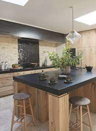 Cuisine noire et blanche lumineuse avec son parquet en bois clair, ses divers rangements et son style à l'américaine. Idee Relooking Cuisine Cuisine Noire Et Bois Mur En Pierres Et Carrelage Noir Brillan Kitchen Decor Trends Kitchen Design Small Interior Design Kitchen Small