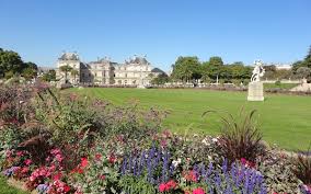 The park houses several metal benches surrounded by numerous statues and sculptures, a perfect place to relax and enjoy a. Le Jardin Du Luxembourg Et Son Palais Rue Du Sejour Pour Les Passionnes De Voyages