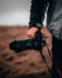 Nehmen sie fotos und videos mit ihrer kamera auf. Person In Gray Jacket Holding Black Dslr Camera Photo Free Skopska Crna Gora Image On Unsplash