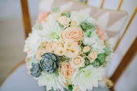 Hochzeitsblumen und brautstrauss ~ blumen für hochzeit und braut hochzeitsstrauss, blumenschmuck, streublumen und ideen zur formen der hochzeitsblumen als tafelschmuck und dekoration für auto oder kutsche; 14 Ideen Fur Euren Brautstrauss Und Welche Blumen Wann Verfugbar Sind Hochzeitsblog The Little Wedding Corner