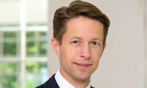 This deposit guarantee scheme applies to all balances on bank accounts made by natural persons (austrian and foreign), legal entities (austrian and foreign) and covers up to up to 100,000 eur per bank per depositor. Deutsche Bank Fuhrungsduo In Der Investmentbank