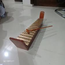 Alat musik semisal suling bambu, lonceng, kendhang dalam berbagai ukuran, kecapi, alat musik berdawai yang digesek dan dipetik, ditemukan dalam relief tersebut. 12 Alat Musik Tradisional Jawa Tengah Yang Sering Digunakan Untuk Gamelan Bukareview