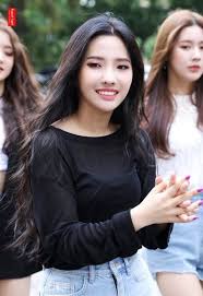 Soyeon Has Such A Unique Face And I Think She S Really Memorable Bc Of It Amongst Other Things Ofc Kpop Girl Groups Kpop Girls Girl