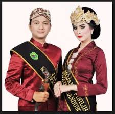 Selain rumah, senjata bagian budaya lain adalah pakaian adat indonesia. Pakaian Adat Sunda Jawa Barat Gambar Dan Penjelasannya Lengkap