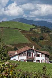 Etablissement De Luxe Cinq Etoiles L Auberge Ostape Abrite 22 Suites Et Un Restaurant Gastronomique Pays Basque Paysage Pays Basque Maison Pays Basque