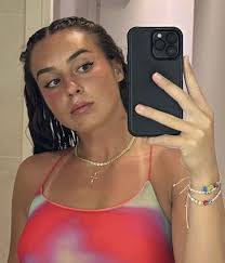 Jackie Samuelson's Instagram, Twitter & Facebook