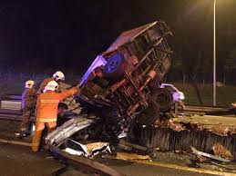 Gambar kemalangan kereta langgar pembahagi jalan. Kemalangan Kereta Terlanggar Lori Yang Terbabas Langgar Pembahagi Jalan Di Km 293 2 Lebuhraya Utara Selatan Arah Dari Bangi Ke Bukit Mahkota Pada Pukul 5 01 Pagi Seorang Lelaki Maut Lori Manakala 2 Orang