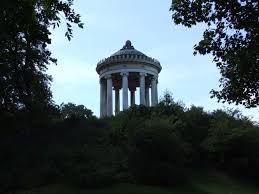 Ein gartenpavillon bietet dir einen ort des schutzes und der absoluten entspannung in deinem mit den richtigen sitzmöbel und dekoration lässt sich dem pavillon ein sehr netter flair einhauchen. Monopteros Englischer Garten Garten