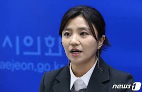 국가원수 모독죄가 1988년도에 폐지되었다 해도 일반인 자격으로서 명예훼손 감 아닌가요?! ë‹¬ë‹˜ì˜ì°½ ê¹€ì†Œì—° ì´ì¤€ì„ ë³´ë©´ ì¡°êµ­ ìœ ì‹œë¯¼ ë– ì˜¬ë¼