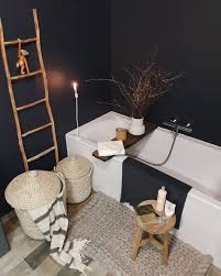 zwarte muren in de badkamer kan prima het maakt de ruimte heel knus donkere muren kleine badkamer ontwerpen interieur