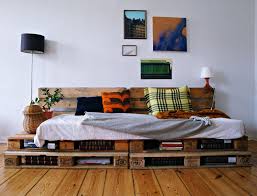 Gartenmobel aus paletten selber bauen anleitung 45 skizze von europaletten sofa bauen. Ein Palettensofa Selbstgebaut Matratze In 200 X 80 Cm Dazu Sehr Gemutlich Sofa Aus Paletten Sofa Selber Bauen Bett Aus Paletten Bauen