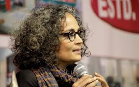 Arundhati Roy svingar hårt mot etablissemanget