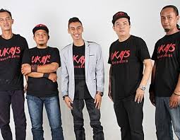 Panas berpanjangan dm g rupanya gerimis rupanya gerimis c mengundang.(ha ha ha ha.) dm g c dalam tak sedar ku kebasahan. Lirik Lagu Gerimis Mengundang Slam