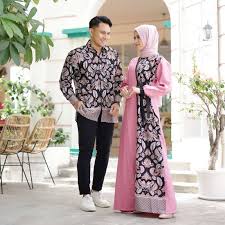 Pilihan baju couple tunangan selanjutnya yaitu gamis batik couple. Baju Gamis Batik Couple Untuk Lamaran