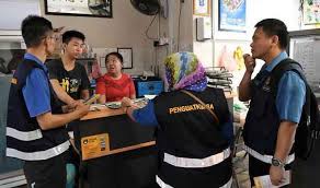 Selain itu, bilangan tenaga buruh di bandar lebih tinggi iaitu 1,308 ribu berbanding dengan di luar bandar (717.7 ribu). Majikan Di Sabah Diingat Bayar Gaji Pekerja Ikut Undang Undang Utusan Borneo Online