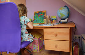 Kinderschreibtische als arbeitsplatz für ihr kind erhalten sie bei höffner: Plotzlich Vorschulkind Ein Kinderschreibtisch Fur Ellas Kinderzimmer