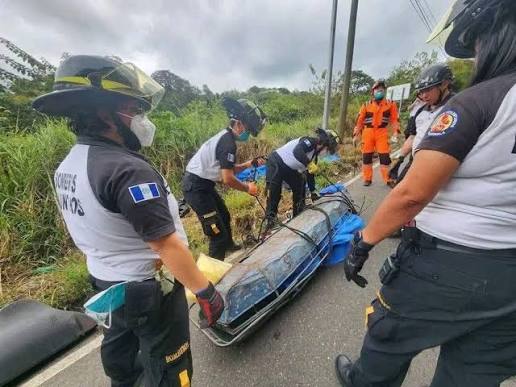 Localizan dos cuerpos en San Juan Sacatepéquez. Bomberos Voluntarios de la  105 Compañía fueron alertados sobre el hallazgo de dos cuerpos envueltos en  bolsas negras en el sector conocido como La Joya