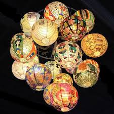 Idees De Deco Avec Des Boules De Lampes Japonaises Bricobistro Lampe Japonaise Boule Japonaise Deco Japonaise