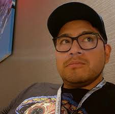 Es el hijo de Goku con otra mujer que no es Milk. 😱