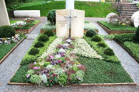 Grave Design Creative Ways To Decorate A Grave Gravedecoration Graveplanting Www Houseofsolace Co Grabgestaltung Grabbepflanzung Grabgestaltung Doppelgrab