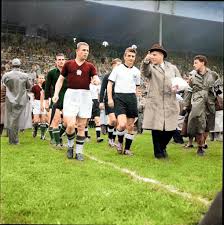 Ahora harán lo propio por la fase de grupos de la eurocopa 2020. Nostalgia Futbolera S Tweet Ferenc Puskas Y Fritz Walter Saltan Al Campo Capitaneando A Hungria Y Republica Federal De Alemania En La Final Del Mundial De Suiza 1954 Trendsmap