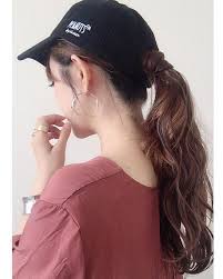 髪 伸びました ふわふわのウェーブヘアは lineastoriaさんのウィッグです lineastoria ポニーテールに巻きつけるだけで簡単なので 不器用な私にも出来ました めちゃめちゃ可愛くないで 帽子 ヘアアレンジ キャップ ヘア