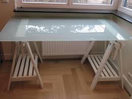 Die glasplatte lässt sich mit dem beigepackten beschlag einfach auf der kommode befestigen. Nett Schreibtisch Mit Glasplatte Ikea Ikea Schreibtisch Glas Schreibtisch Ikea Schreibtisch Mit Glasplatte