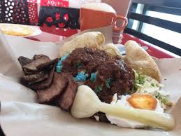 Melihat sebuah tempat makan, ia pinggirkan mobilnya. Myselera Com Kenyang Perut Suka Hati