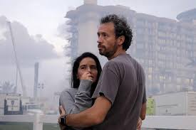 El alcalde continuó diciendo que se estaban realizando trabajos en el techo del edificio, pero no pudo decir si eso fue un factor que contribuyó al colapso. Wcfmlxxwguz70m