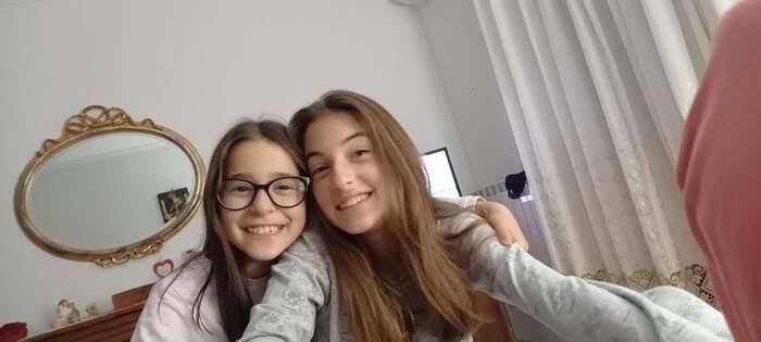 Le sorelle scomparse, su un sentiero il fermaglio rosso di Sarah - Notizie  - Ansa.it