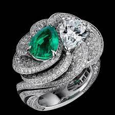 Cartier Vert Clair Obscur Bague Or Blanc Une Emeraude Colombienne Taille Poire De 2 30 Carats Un Diamant F If Taille Poire Bague Bagues Emeraude Bijoux
