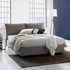 Ampio letto contenitore disponibile 1 piazza e mezza o matrimoniale, con comodino. New Iris Letto Imbottito Personalizzabile Anche Con Contenitore Vari Colori E Misure Insedia It Sedie Tavoli E Arredamento Vendita Online