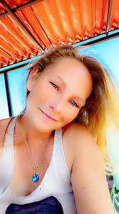 Photoshopping Katy Perry Kissing the Moon