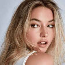 poids de madelyn cline, quelle est la valeur nette 2022? parents, petit ami 