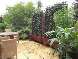 Efeu Im Holztrog Als Terrassensichtschutz Mobilane Fertighecke Pflanzfertige Heckenelemente Fertiger Sichtschutz Ga Efeuhecke Holzterasse Garten Hecke